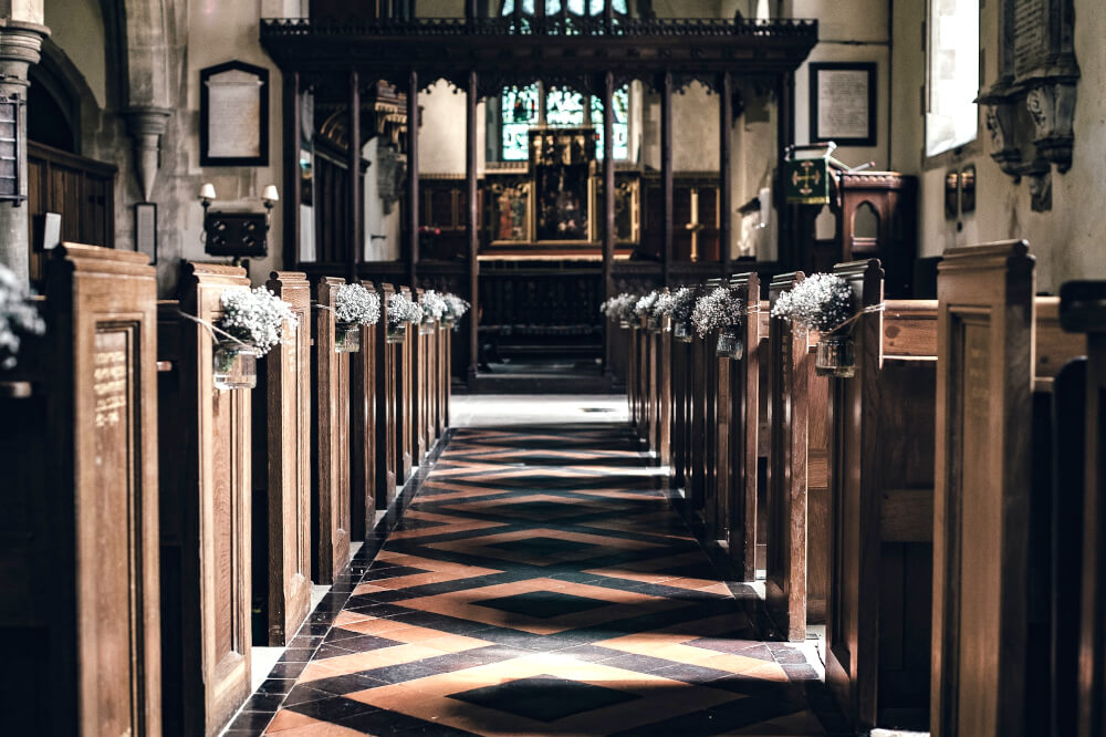 Jak usuwać zabrudzenia z podłóg w kościołach?