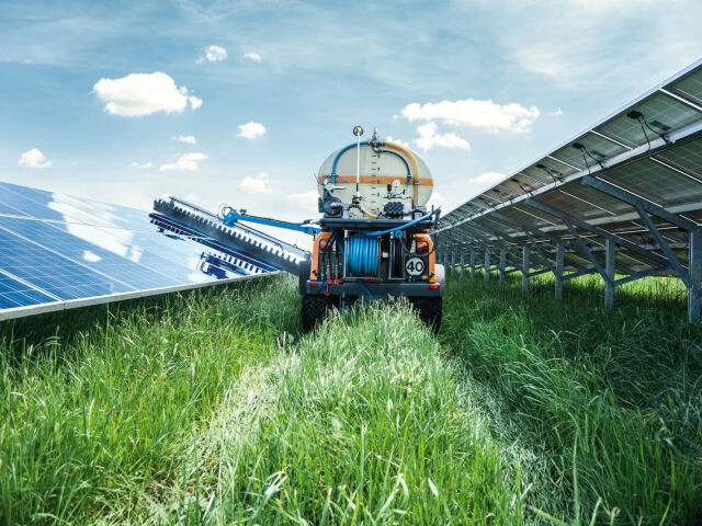 Porównanie systemów czyszczących powierzchnie paneli fotowoltaicznych oraz solarów